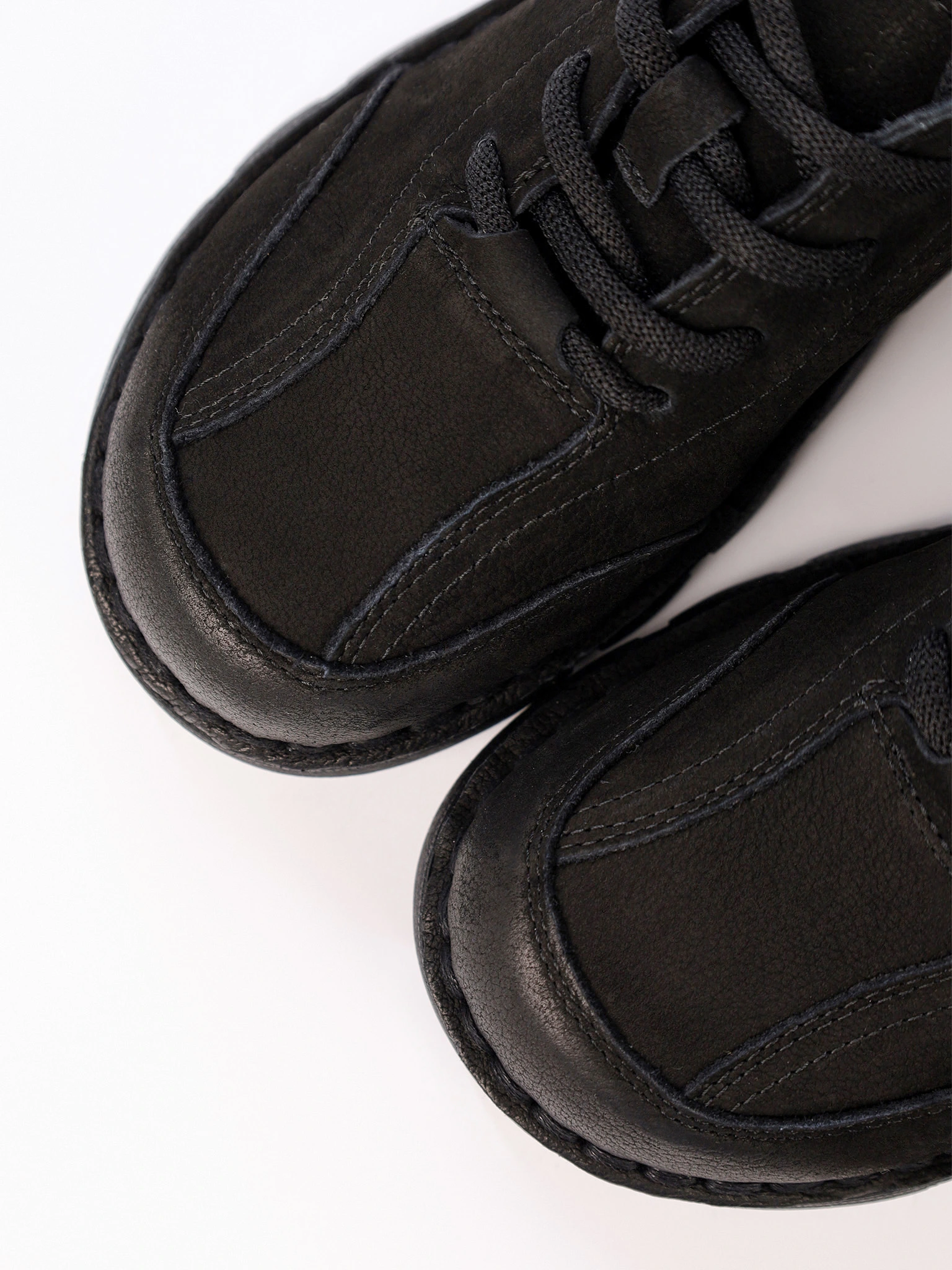 Туфли черного цвета из натурального нубука на шнуровке